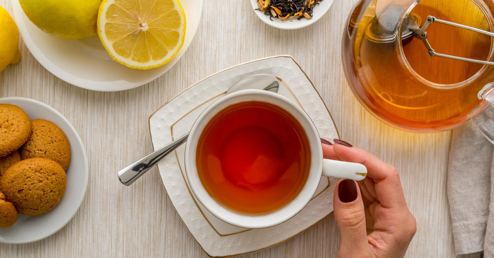 Мир у шољи, али са мером: како пити чај одговорно